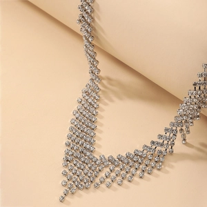 Vue détaillée du choker argenté en V avec de luxueuses franges de strass brillants