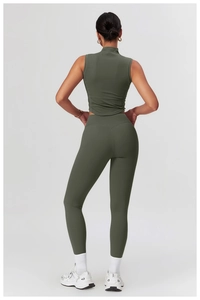 Rückansicht eines dunkelolivgrünen Yoga-Sets mit Stehkragen und eng anliegender Leggings