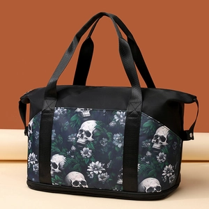 Borsa da viaggio fitness nera con stampa teschio gotico e scomparto per scarpe.