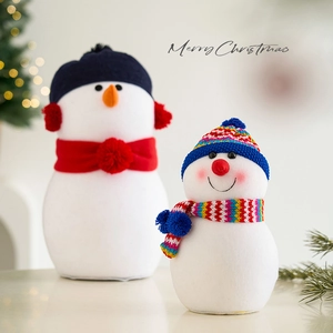 Ensemble de bonhommes de neige en peluche avec bonnets tricotés pour décor de Noël