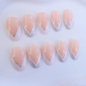 Unghie finte a mandorla French V-tip con base rosa nudo e glitter argento brillante