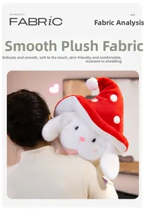 Détail d'un lapin en peluche doux avec chapeau champignon dans les bras