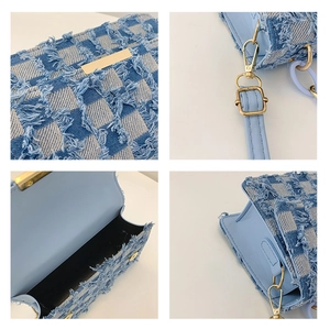 Vues détaillées du sac bandoulière en tweed bleu et blanc avec finitions dorées et franges