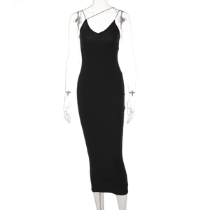 Détail d'une robe midi noire ajustée sans manches avec de fines bretelles croisées