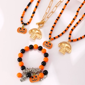 Set de collares góticos de Halloween con dijes de calavera y calabaza en cuentas bicolores