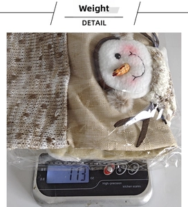 Misurazione del peso di una calza natalizia rustica con pupazzo di neve 3D e maglia