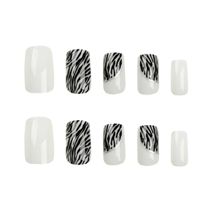 Set di unghie finte zebrate lucide con design quadrato minimalista in bianco e nero