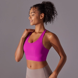 Détail macro du soutien-gorge de sport rose rouge à impact élevé et col en U sans couture