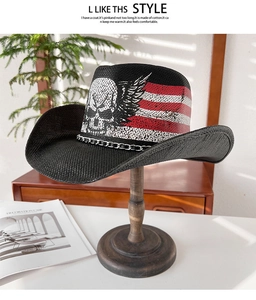 Détail d'un chapeau de cowboy noir avec imprimé tête de mort drapeau USA et chaîne