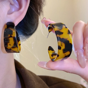 Retro resin tortoise shell C-shaped hoop earrings with silver pins for women