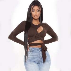 Detailansicht eines braunen Langarm-Crop-Tops mit Cut-Out-Design und Schnürungsdetails