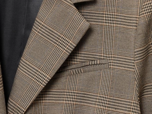 Gros plan détaillé du revers et de la poche d'un blazer à carreaux marron élégant