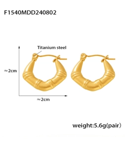 Détail macro de boucles d'oreilles en U texture bambou en acier titane mesurant 2x2cm