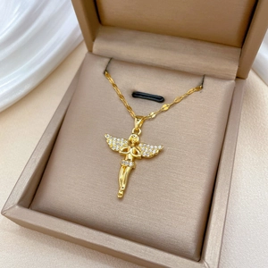 Collier ange en titane doré avec ailes en cristal étincelant dans son écrin à bijoux