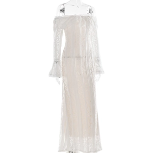 Dettaglio dell'abito in pizzo bianco con spalle scoperte ed eleganti maniche a campana