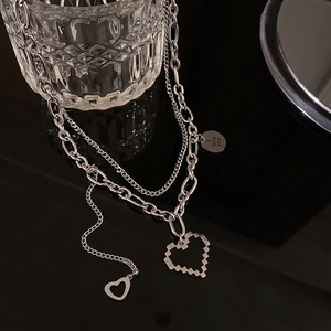 Vue détaillée du collier double en acier avec cœur pixelisé et petit pendentif gravé