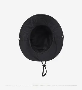 Détail d'un chapeau de soleil avec doublure en maille respirante et cordon réglable