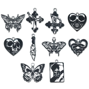Set de 10 colgantes góticos en blanco y negro con calaveras mariposas y cruces