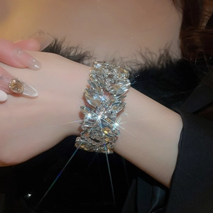 Makroaufnahme der silbernen Kristall-Armspange mit Marquise-Schliff und hohem Glanzfaktor