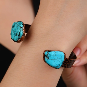 Vintage bronze open cuff bracelet with irregular turquoise stones and hammered metal texture