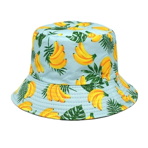 Détail de l'imprimé banane et feuilles de palmier sur le chapeau bob bleu ciel