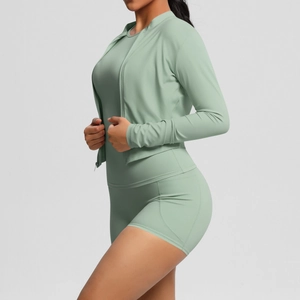 Détail de l'ensemble de yoga 3 pièces vert clair avec veste slim et short taille haute