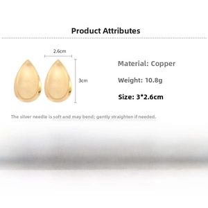 Dettaglio macro degli orecchini a goccia placcati oro 18k con dimensioni e info sul rame