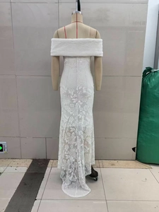 Vue arrière détaillée d'une robe sirène en dentelle blanche avec bordure en fausse fourrure