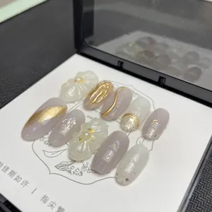 Set unghie finte artigianali viola chiaro con fiori 3D e dettagli in foglia d'oro
