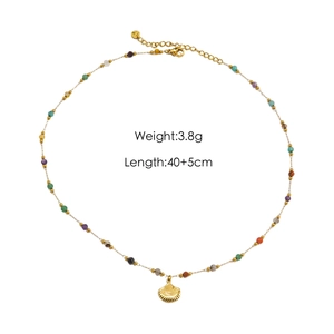 Dettaglio della collana di perle colorate con ciondolo a conchiglia d'oro e peso 3,8g