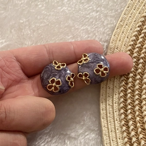 Vintage goldene hohle Blumenohrringe mit lila Marmor-Emaille-Details