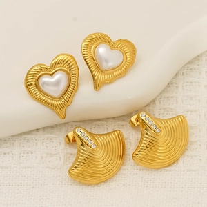 Boucles d'oreilles cœur dorées avec perles et clous en forme d'éventail avec cristaux