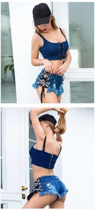 Dettaglio del set due pezzi in denim blu con crop top stringato e pantaloncini stampa LOVE