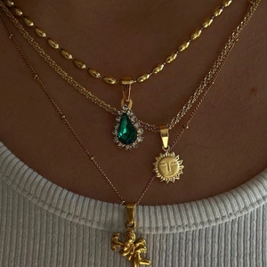 Parure de colliers multicouches plaqués or 18k avec gemme verte et pendentif soleil