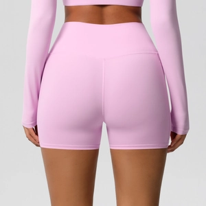 Détail de l'arrière d'un short de yoga taille haute violet clair avec coutures de soutien