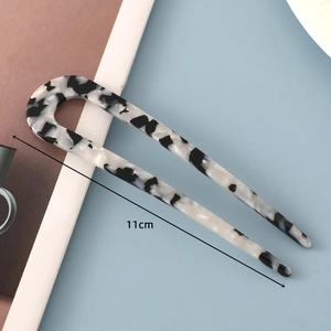 Macro detail of U-shaped marble pattern hair pin showing the 11cm length measurement