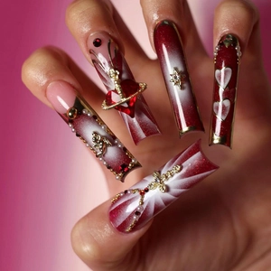 Faux ongles Y2K extra longs avec planète cœur rouge et breloques en forme d'étoile