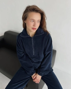 Détail du survêtement en polaire bleu marine avec sweat à demi-zip et pantalon assorti