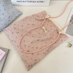 Detailansicht der rosa Netztasche mit weißen Perlen und floralem Innenfutter