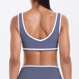 Détail d'un soutien-gorge de sport dos nageur bleu poudré avec liserés blancs et short