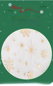 Détail du tapis de sapin de Noël avec flocons dorés sur tissu en peluche blanche