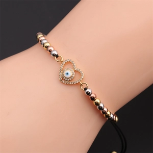 Bracelet tressé ajustable avec breloque cœur œil et perles en métal tricolores