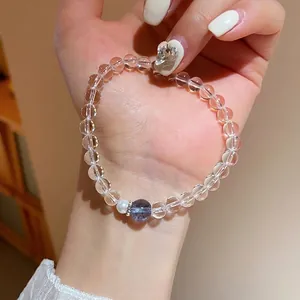 Bracelet minimaliste en perles de cristal blanc avec pierre violette et perle blanche