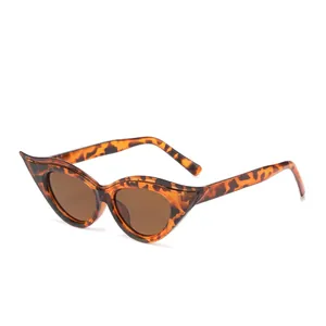Chic tortoiseshell cat-eye sunglasses with brown lenses and retro upturned frames