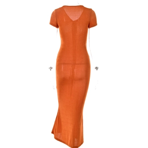 Detail of the back V-neckline and slim fit of the orange short sleeve maxi dress