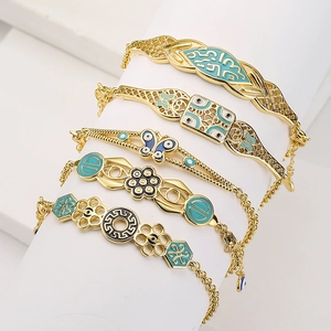 5-teiliges vergoldetes Boho-Armband-Set mit blau-weißen Emaille-Anhängern auf Display