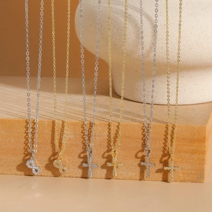 Collane con infinito e croce con pendenti in zircone pavé in finiture oro e argento