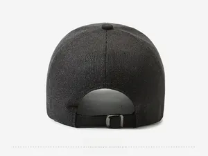 Vue détaillée de l'arrière d'une casquette grise avec boucle métallique de réglage
