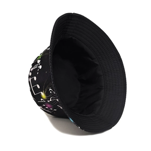 Détail d'un chapeau bob noir avec notes de musique et couture de bord renforcée