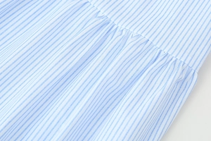 Detailansicht von blau-weiß gestreiftem Stoff mit Plisseestruktur für Sommerkleid
